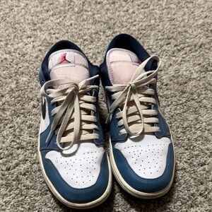 Jordan Men's light blue, white, navy and red Sneakers